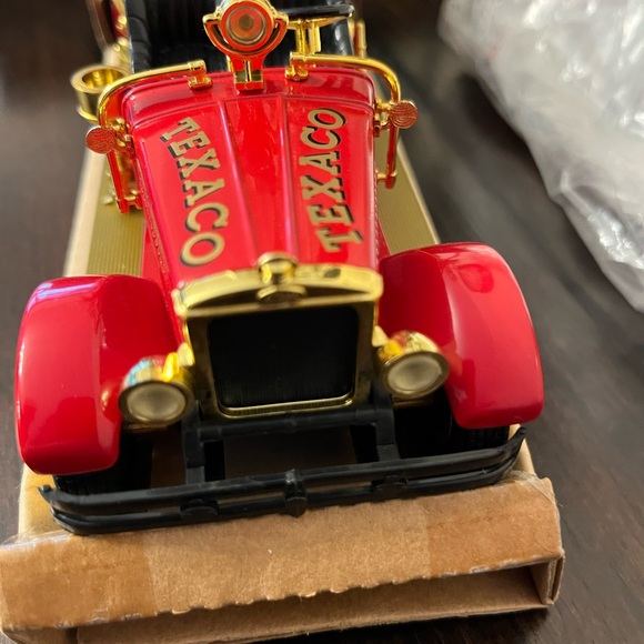 SPECIAL 1998 Collectors Edition -1929 Mack Fire Truck Bank - Gold and Red